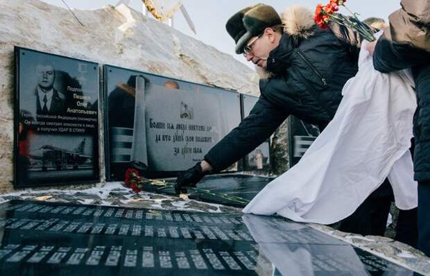 На родине сбитого в Сирии российского летчика Пешкова установили памятную плиту (ФОТО)