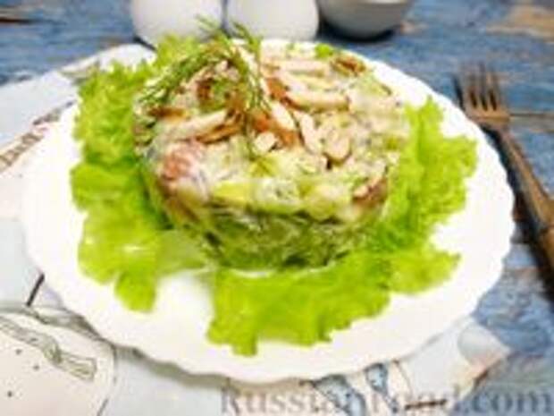 Фото к рецепту: Салат с красной рыбой, фруктами и миндалём