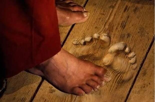 Это отпечатки ног монаха, который молился на одном и том же месте ежедневно множество раз в день в течение 20 лет.