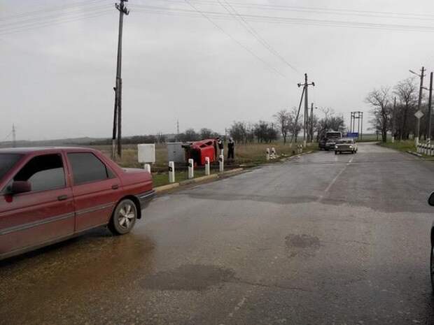 ДТП в Керчи: Легковой автомобиль возомнил себя паровозом (фото)