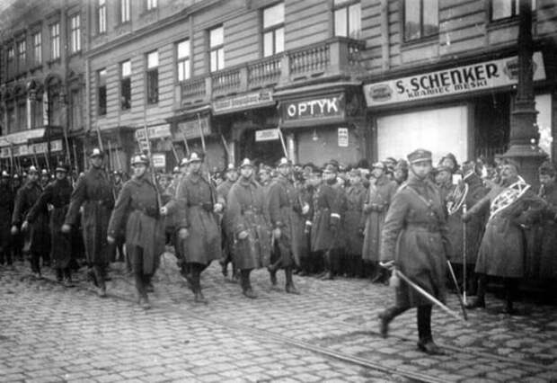22 ноября 1918 года польская армия выгнала армию УНР из Львова, вернув его в Польшу