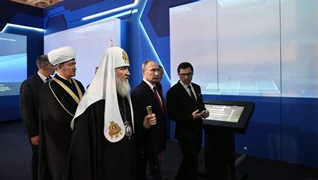 Президент РФ Владимир Путин во время посещения мультимедийной выставки-форума Россия, устремленная в будущее. 4 ноября 2017