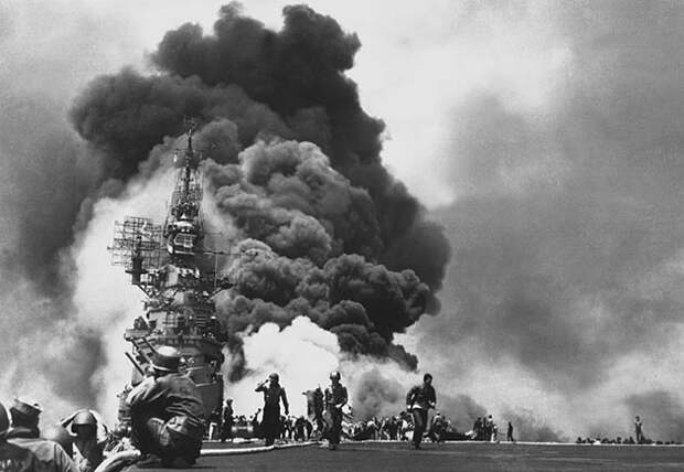 Авианосец «Банкер-Хилл» горит после попадания в него камикадзе, 1945 год.jpg Авианосец «Банкер-Хилл» горит после попадания в него камикадзе, 1945 год.jpg