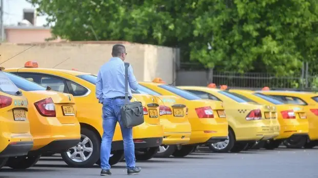 Эксперт оценил предложение ввести штрафы для лиц, навязывающих услуги такси в аэропортах