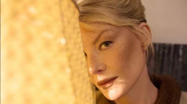 Стало известно, зачем Литвинова регулярно прилетает в Россию