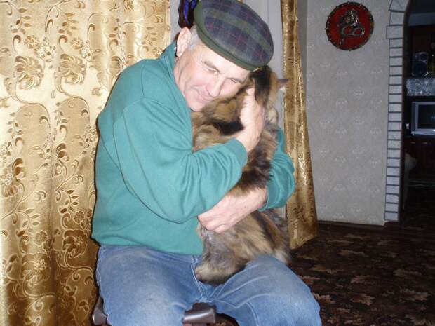 Дедушка со своим котом Барсиком. архитектура, дед, дедушка, дом, своими руками, сделай сам