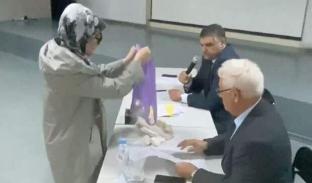 Жители Уфы добились ремонта в доме, высыпав на стол властям обвалившуюся штукатурку