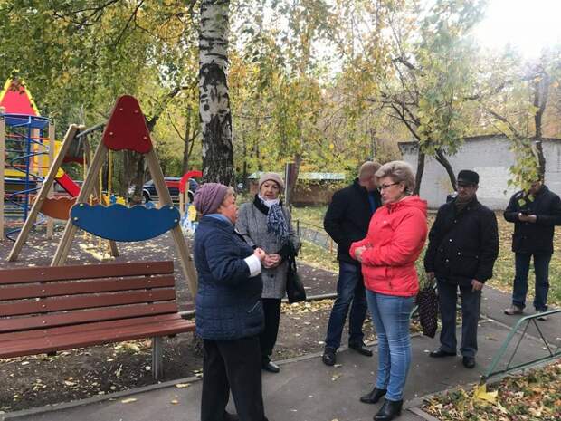 Глава управы Любовь Сабирзянова на субботнем обходе в районе Марфино / Фото из архива газеты «Звездный бульвар»