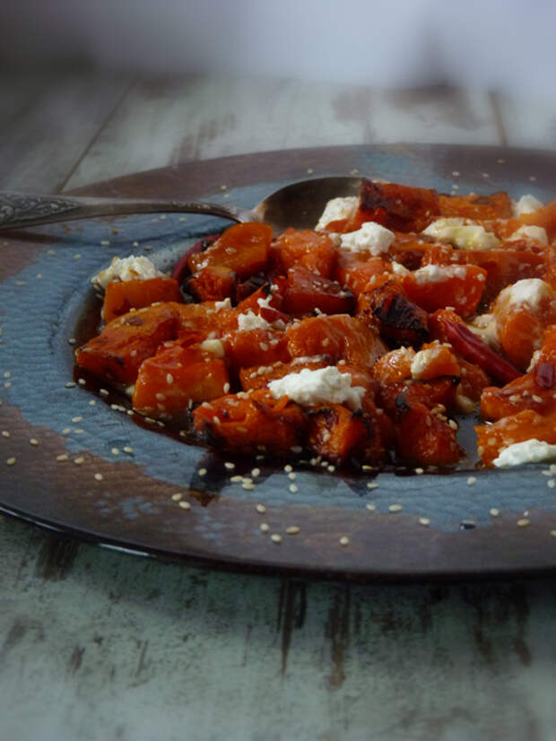 Запеченная тыква с брынзой и кунжутом 1