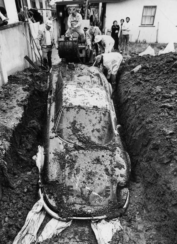 История про закопанную в землю “Феррари” (6 фото)