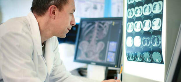 Немеет мизинец и безымянный палец: причины, возможные заболевания и лечение