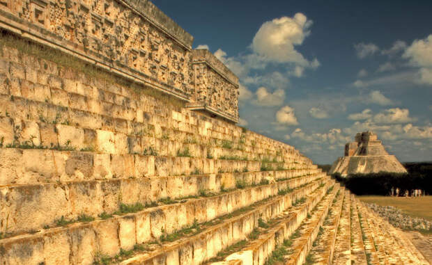 Первые города майя были построены в первом тысячелетии до нашей эры. В хронологии Мезоамерики, майя расположены между ольмеками и более поздними ацтеками. Археологи обнаружили тысячи древних городов майя, большинство из которых расположились по всему полуострову Юкатан на юге Мексики, Белиза и Гватемалы.