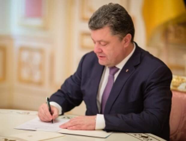 Порошенко подписал закон Порошенко одобрил лишение Коломойского контроля над «Укрнафтой»