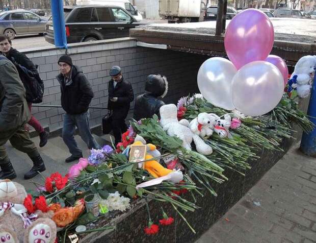Москвичи создали мемориал возле "Октябрьского поля" в память об убитой девочке.