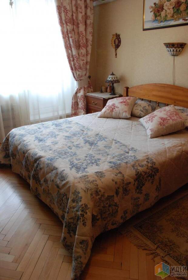 Интерьер спальни, декоративные подушки на кровати