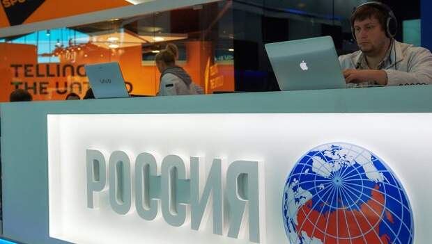 Подготовка павильона МИА Россия сегодня перед открытием Петербургского международного экономического форума 2015