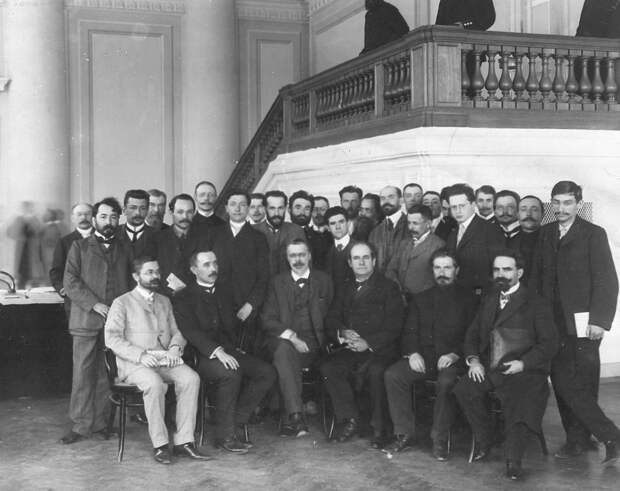 27 апреля 1906. Группа выборщиков в Первую Государственную думу в скаковом павильоне Московской части