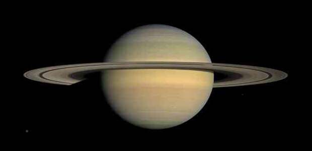 Сатурн – шестая планета от Солнца и вторая по размеру после Юпитера. Имеет самую примечательную систему колец и 62 спутника, самый большой из которых – Титан. Фото: NASA/JPL/Space Science Institute