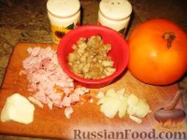 Фото приготовления рецепта: Яичница с ветчиной и грибами в помидоре - шаг №1