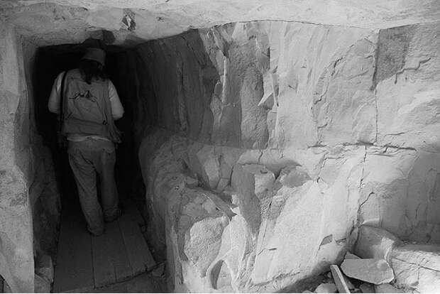 Подземная камера Медумской пирамиды. Изображение взято из книги А. Ю. Склярова "Пирамиды: загадки строительства и назначения", издательство ВЕЧЕ, 2013