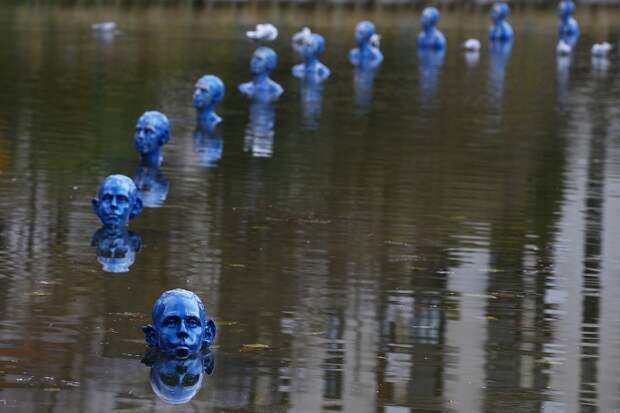 Инсталляция аргентинского скульптора Педро Марзорати в парке Монсури в Париже, где 30 ноября открывался международный саммит по климату COP-21. Инсталляция под названием Where the Tides Ebb and Flow изображает повышение уровня моря, 2 декабря