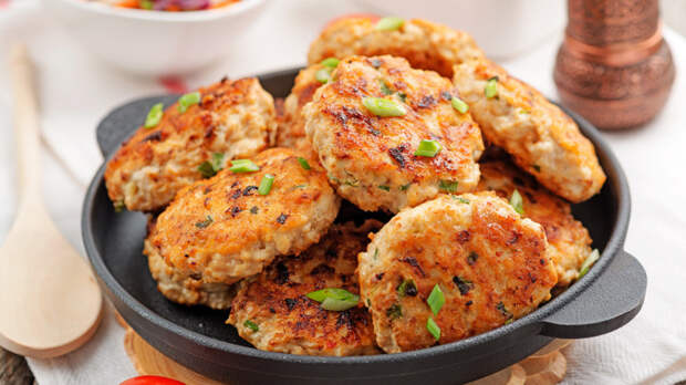 Заменила хлеб в котлетах одним простым ингредиентом – и удивилась, они стали пышнее и намного вкуснее