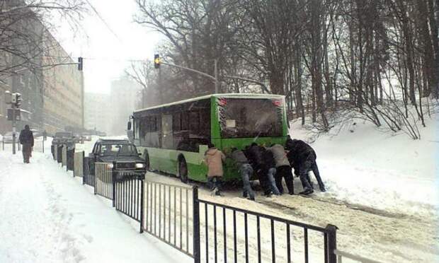 Общественный транспорт не всегда является выходом из ситуации зима, прикол, снег, юмор