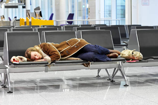 Пассажирка спит в транзитной зоне аэропорта