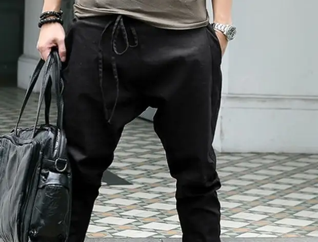 Выпирает из брюк у мужчин. Выпирает из штанов. Выпирает из штанов. Мужской стоячий в штанах. Выпирает из штанов.