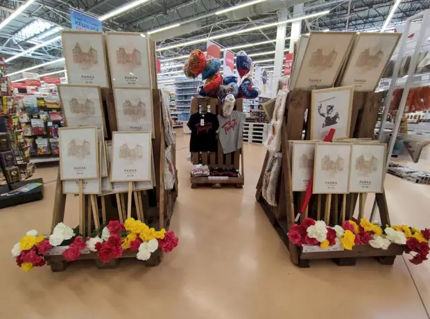 «Вот так и иди». В Барнауле на улицах и в магазинах вместе с символикой к 9 мая появились значки «Za наших»