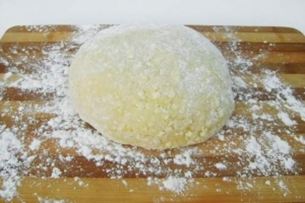 Вымешиваем мягкое тесто, которое легко формируем в шар.