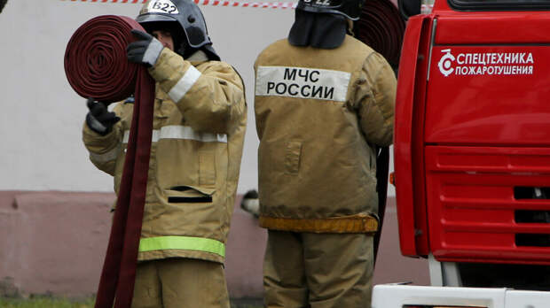 Спасатели эвакуировали 60 человек из горящей пятиэтажки в Омске