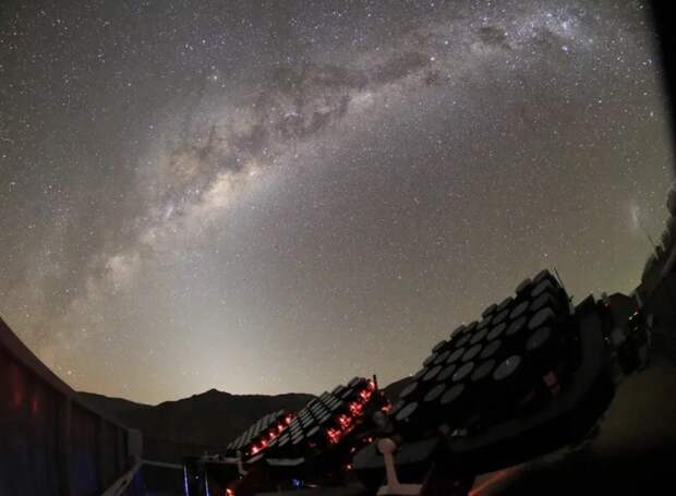 Частично собранная система телескопов MOTHRA ведет наблюдение за Млечным Путем в обсерватории Эль-Соус в Чили.