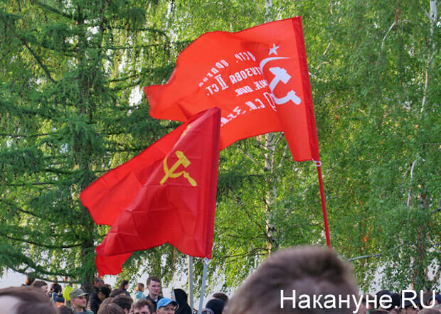 митинг против строительства храма в сквере у Театра драмы, Знамя Победы, флаг СССР(2019)|Фото: Накануне.RU