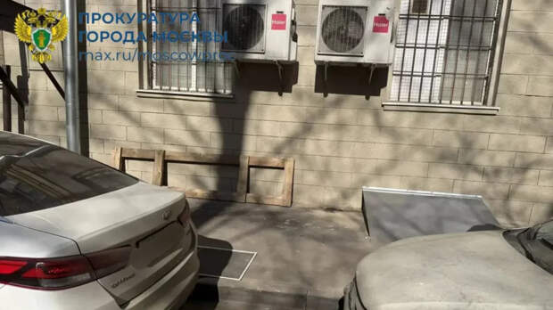 Трехлетняя девочка выпала из окна пятого этажа на юге Москвы