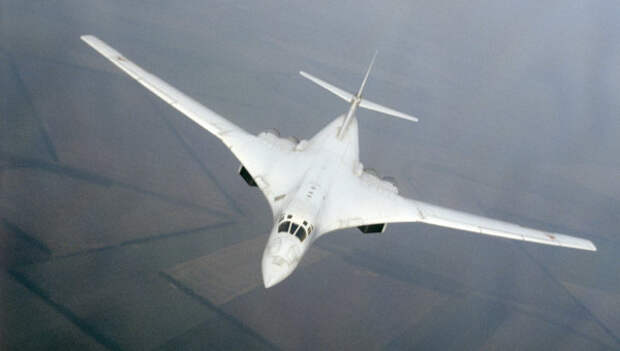 Сверхзвуковой стратегический бомбардировщик Ту-160. Архивное фото
