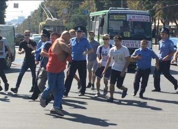 В Харькове «активисты» и милиция гонялись за мужчиной в футболке «СССР»: началась драка В Харькове «активисты» и милиция гонялись за мужчиной в футболке «СССР»: началась драка