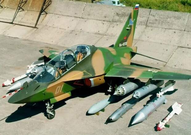 Буквально недавно, в статье про Як-130М (Як-130М: учебный или боевой?) мельком позволил себе сравнение с Су-25.-9