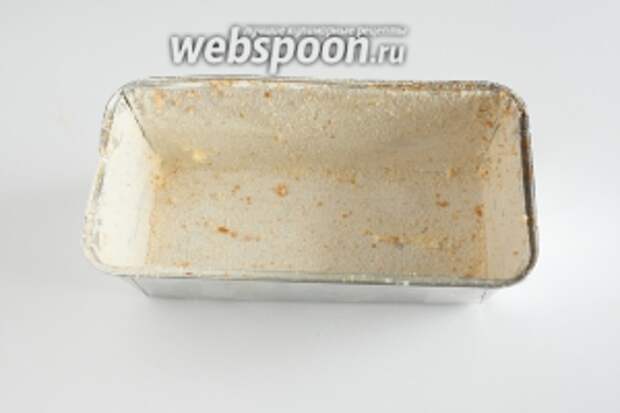 Смазываем форму, в которой будем выпекать мясной хлеб, сливочным маслом, и обсыпаем её сухарями. Чтобы сухари равномерно покрыли стенки формы, их нужно покатать внутри её.