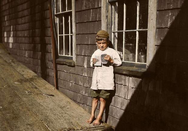 5-летний Престон - упаковщик в Истпорте, штат Мэн, 1910г. По воспоминанию свидетелей, Престон работал целыми днями, с утра до вечера дети, дети за работой, детский труд, история, работа, сша, фотографии, фотосвидетельства