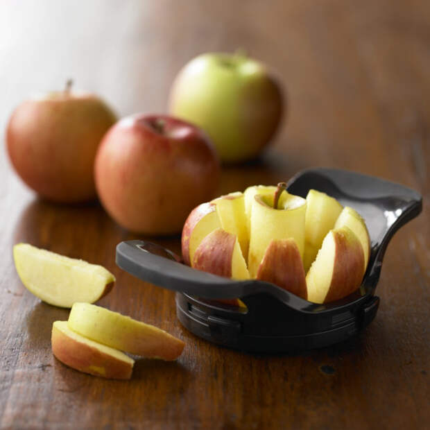 Приспособление для быстрого нарезания яблок на несколько ломтиков.