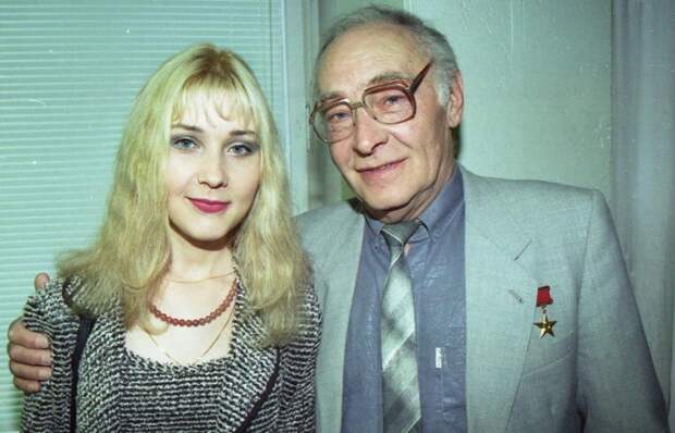 Вячеслав Тихонов с дочкой.