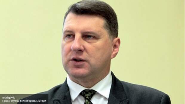 Латвийскому президенту запретили разговаривать на русском языке