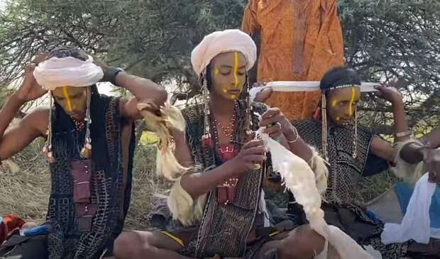 Мы привыкли, что перед свадьбой люди знакомятся, узнают друг друга поближе, а потом принимают окончательное решение. Но так происходит не везде.-2