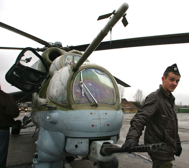 В боевых условиях пробить лобовое стекло кабины Ми-24 пока не удавалось. Хотя в Афганистане техники однажды насчитали в нем после боевого вылета шесть отметин от пуль © Игорь Зарембо, РИА Новости