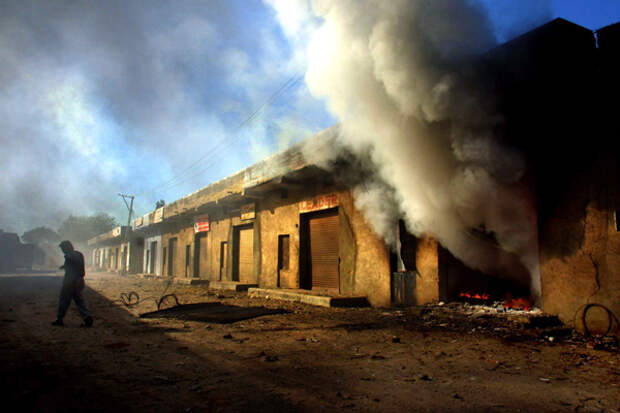 Во время беспорядков в Гуджарате, 2002 год. Фото: Manish Swarup / AP