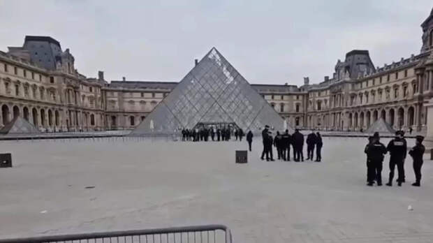 Появились кадры громкого ограбления Лувра с камер видеонаблюдения