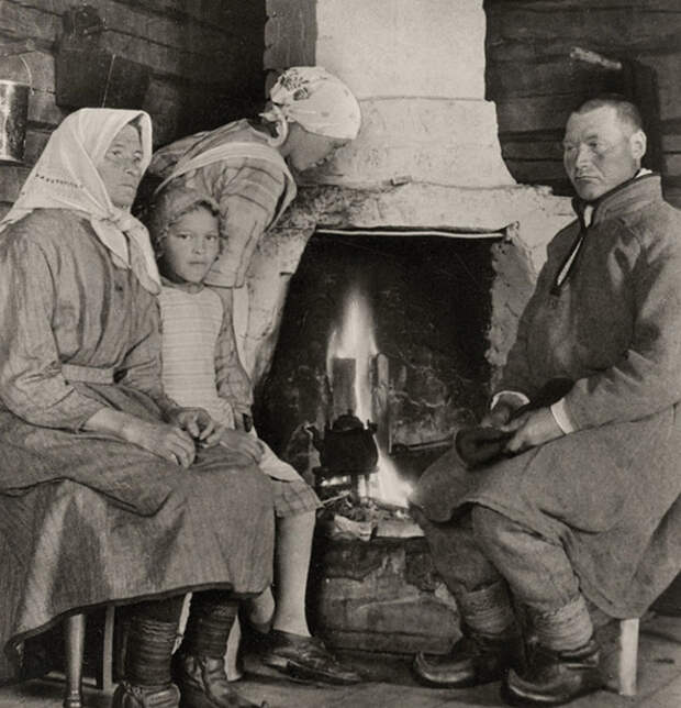 Семья саами у печи.