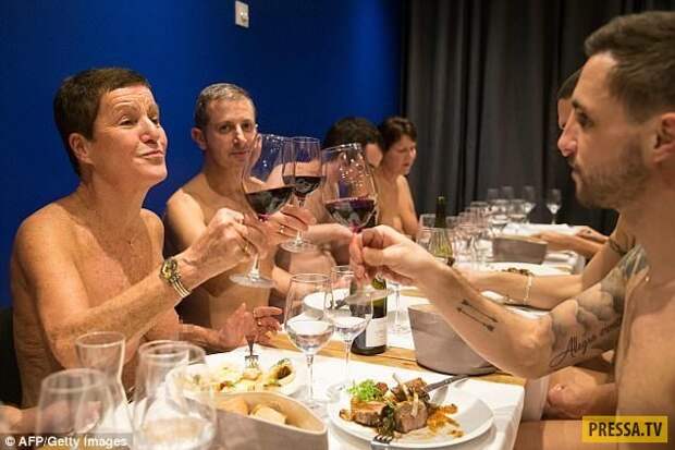 Ресторан для нудистов в центре Парижа – вход только голышом и без телефонов! (10 фото)
