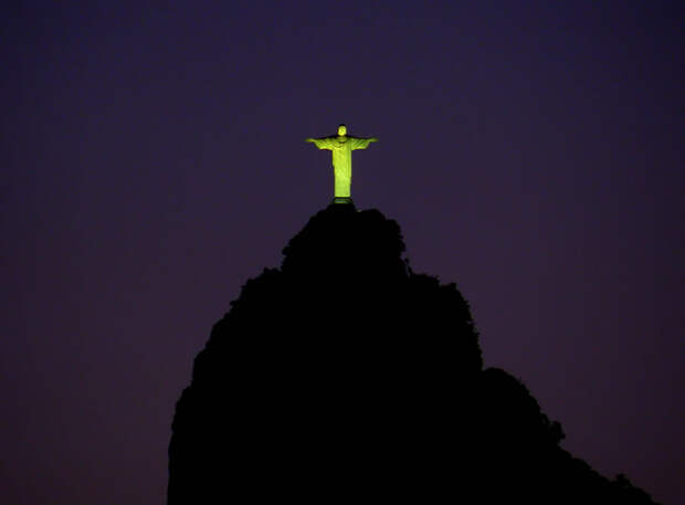 Cristo Redentor — знаменитая статуя Христа с распростёртыми руками на вершине горы Корковаду в Рио-де-Жанейро